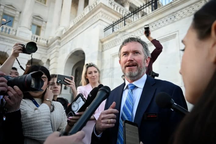 El representante estadounidense Thomas Massie (R-Ky.) habla con la prensa fuera del Capitolio de Estados Unidos, el 11 de marzo de 2025. (Roberto Schmidt/AFP a través de Getty Images)