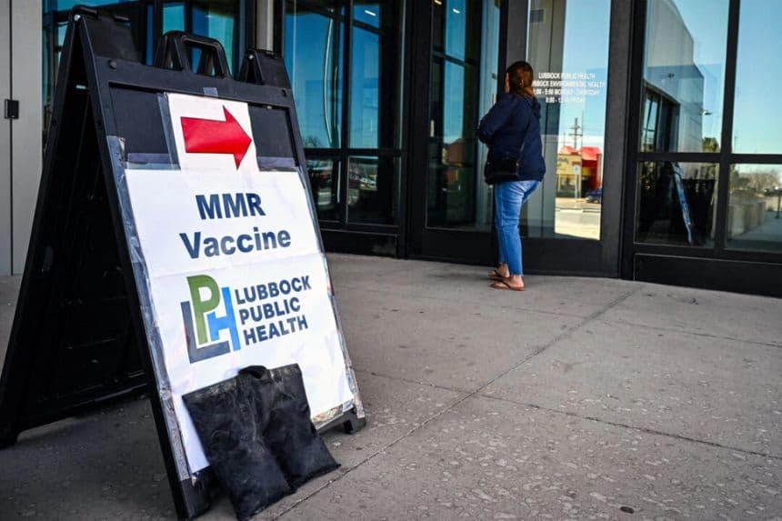 Una persona pasa junto a un cartel en un centro de salud donde se administra la vacuna contra el sarampión, las paperas y la rubéola (MMR), en Lubbock, Texas, el 27 de febrero de 2025. (Ronald Schemidt/AFP a través de Getty Images)