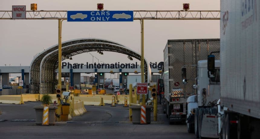 Varias docenas de camiones comerciales esperan cruzar el puente internacional Pharr-Reynosa, el 13 de abril de 2022 en Pharr, Texas. (Michael Gonzalez/Getty Images)