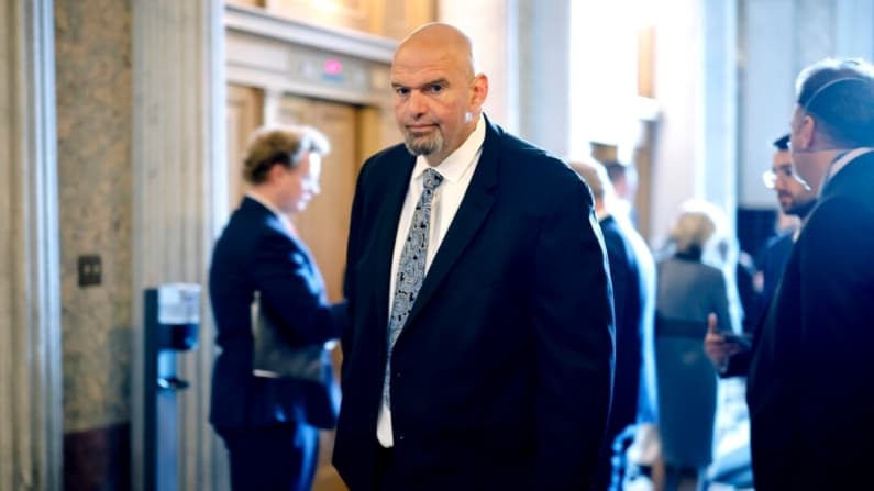 Hospitalizan al senador estadounidense John Fetterman tras sufrir una caída cerca de su casa