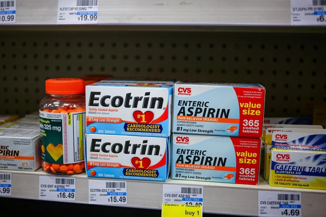 Cajas con frascos que contienen comprimidos de aspirina de 81 mg en un estante de una tienda en Miami, el 12 de abril de 2016. (Ilustración de Joe Raedle/Getty Images).
