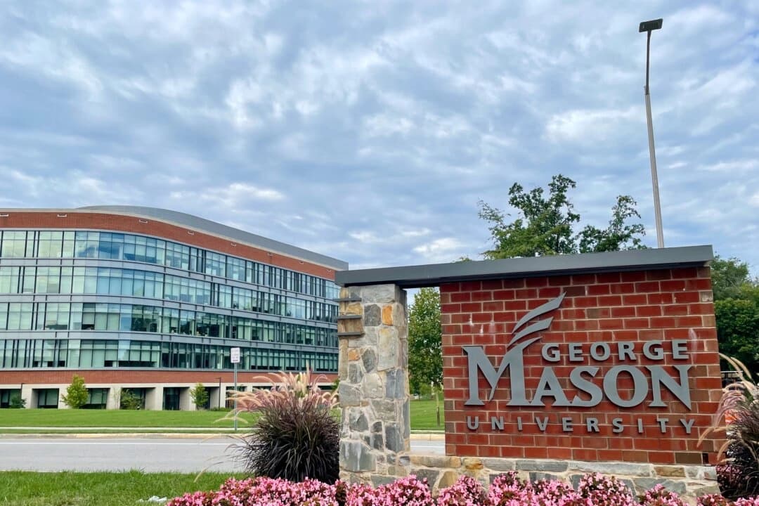 Cartel de entrada al campus principal de la Universidad George Mason en Fairfax, Virginia, el 4 de septiembre de 2021. (Shutterstock)