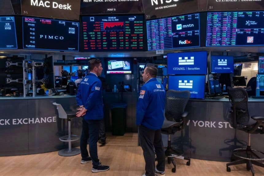 Operadores trabajan en la bolsa de Nueva York el 11 de julio de 2025. (Spencer Platt/Getty Images)