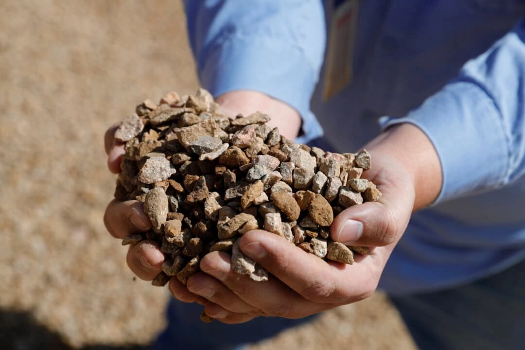 Matt Green, supervisor de minería y trituración de MP Materials, muestra el mineral triturado antes de enviarlo al molino en la mina de tierras raras de MP Materials en Mountain Pass, California, el 30 de enero de 2020. (Steve Marcus/Reuters)