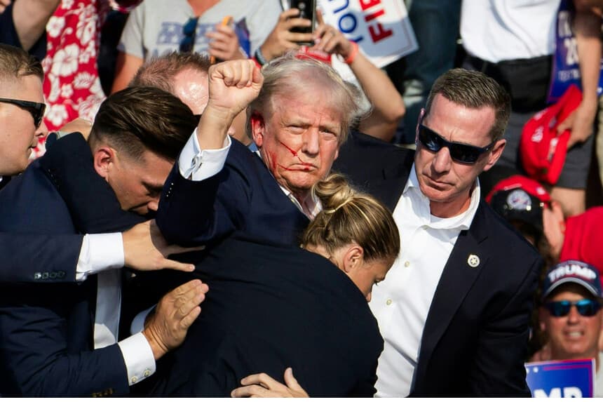 El entonces candidato presidencial Donald Trump, con sangre en la cara, rodeado por agentes del servicio secreto en Butler Farm Show Inc., en Butler, Pensilvania, el 13 de julio de 2024. (Rebecca Droke/AFP vía Getty Images).