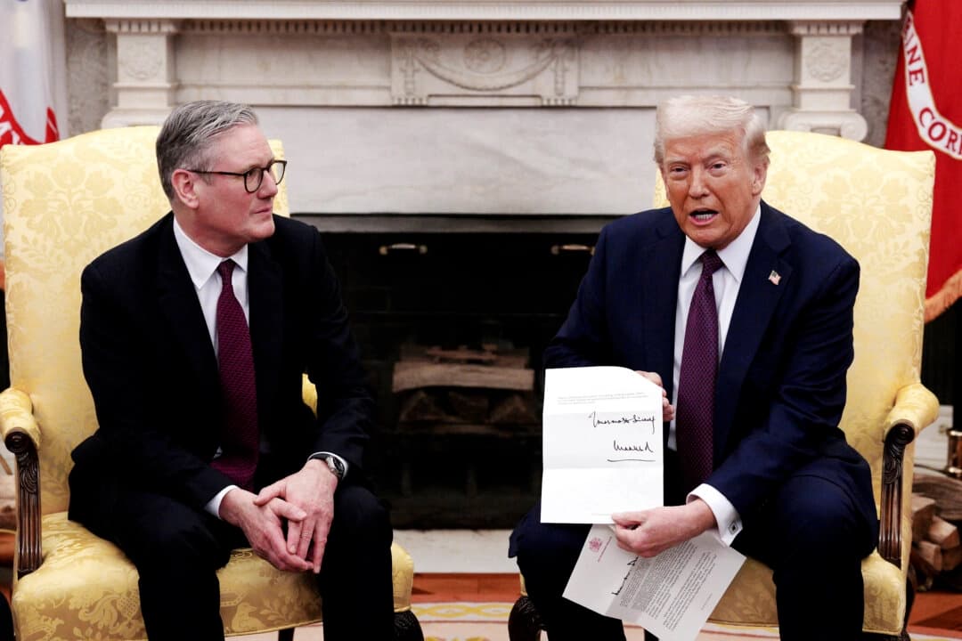 El presidente Donald Trump sostiene una carta del rey Carlos III de Gran Bretaña durante una reunión con el primer ministro británico Keir Starmer en el Despacho Oval de la Casa Blanca el 27 de febrero de 2025. (Carl Court/Pool/AFP a través de Getty Images).