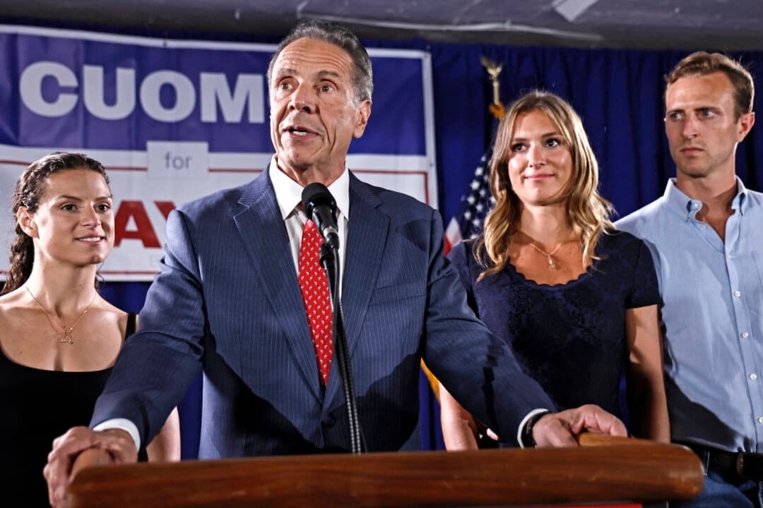 "Estoy aquí para ganarlas", dice Cuomo mientras se mantiene en la contienda por la alcaldía de NYC