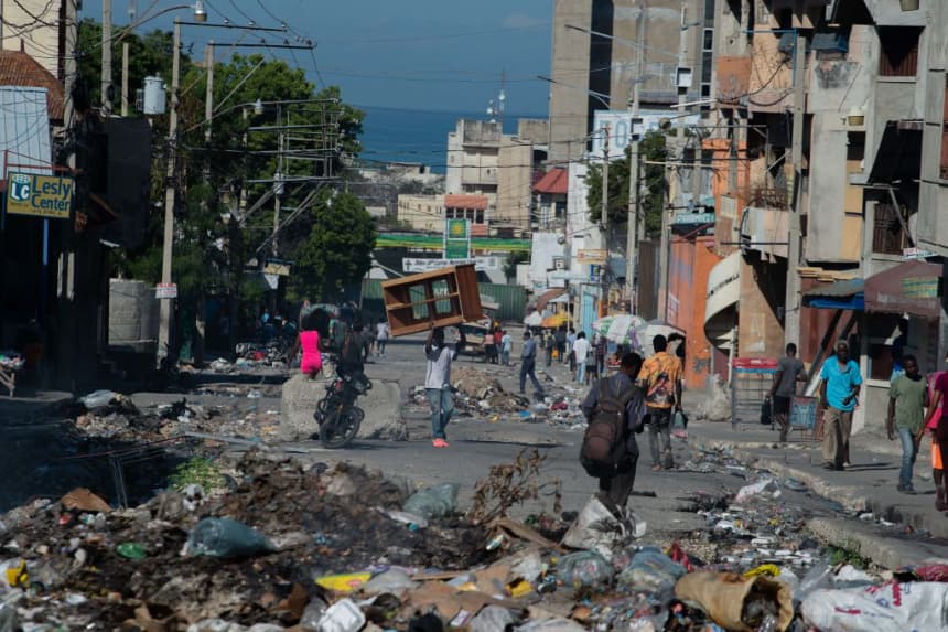 Residentes evacuaron el Puesto de Ventas de Puerto Príncipe, Haití, el 9 de diciembre de 2024, después de que las pandillas tomaran el control de la región el 7 de diciembre. (Clarens Siffroy/AFP vía Getty Images)