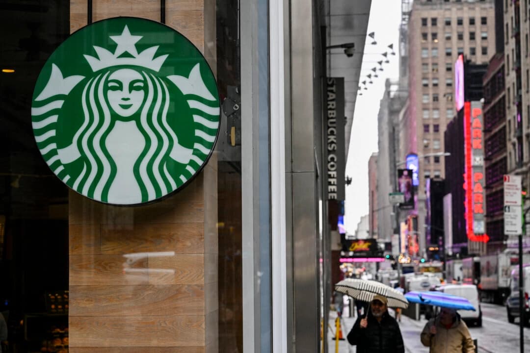 La gente pasa frente a una cafetería Starbucks en la ciudad de Nueva York el 11 de abril de 2025. (Angela Weiss/AFP vía Getty Images)