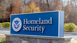 Juez prohíbe al DHS detener a los refugiados que no obtengan la tarjeta de residencia