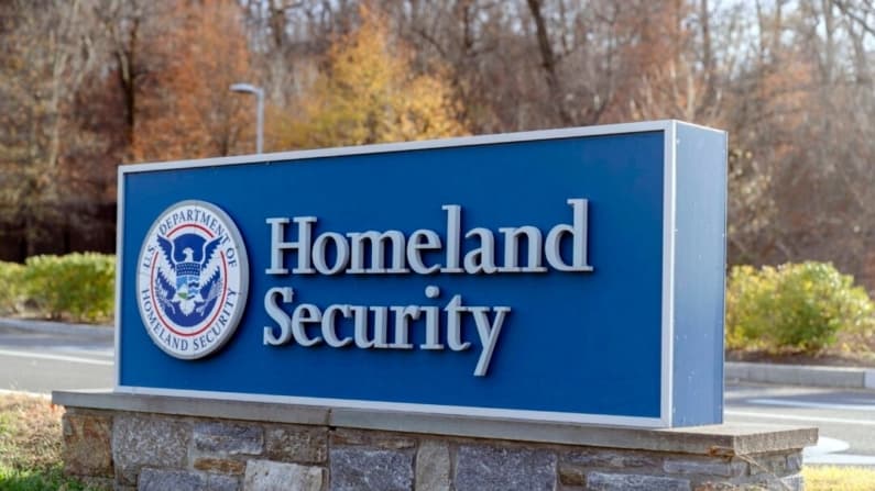 Juez prohíbe al DHS detener a los refugiados que no obtengan la tarjeta de residencia