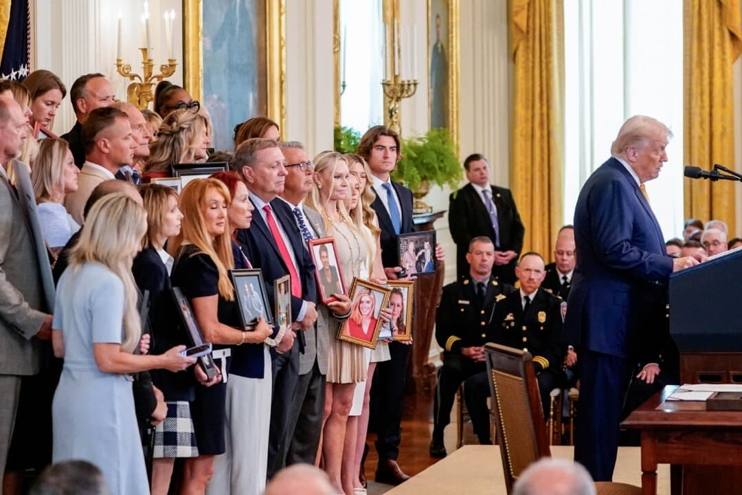 El presidente Donald Trump habla antes de firmar la Ley DETENER el Fentanilo en el Salón Este de la Casa Blanca el 16 de julio de 2025. (Nathan Howard/Reuters)