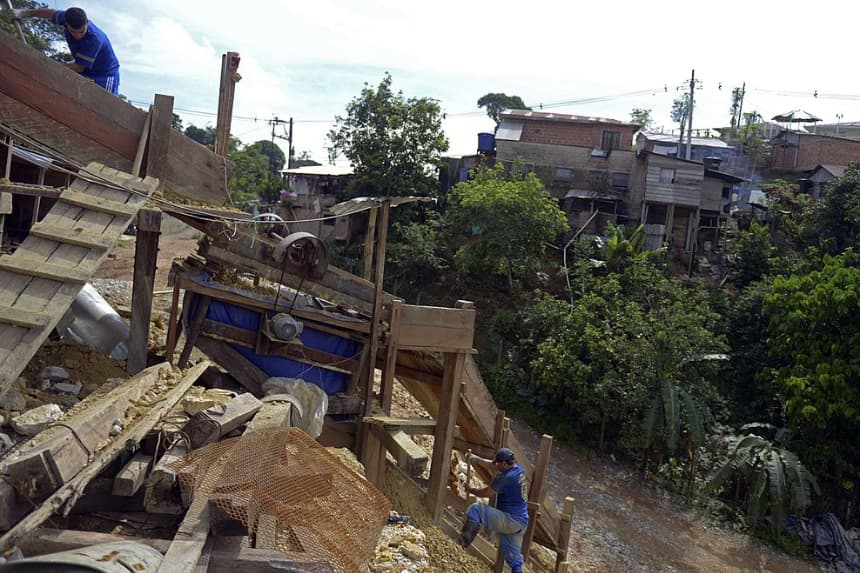 Rescatan con vida a 18 mineros atrapados en una mina en Colombia