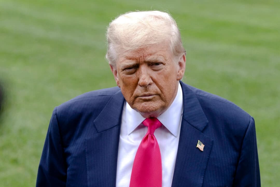 El presidente Donald Trump habla con miembros de los medios de comunicación antes de subir al Marine One en el jardín sur de la Casa Blanca el 15 de julio de 2025. (Mehmet Eser/Middle East Images vía AFP vía Getty Images).