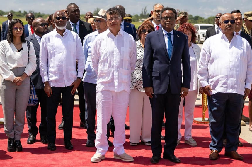 Presidente de Colombia llega a Haití en su segunda visita oficial este año
