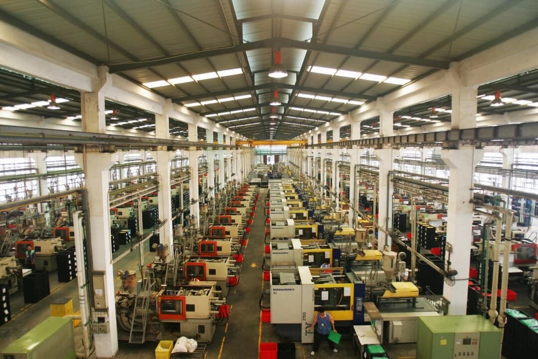 Trabajadores fabrican plantillas de juguetes de plástico en una fábrica de Dongguan, provincia de Guangdong, China, el 4 de septiembre de 2007. (Feng Li/Getty Images)