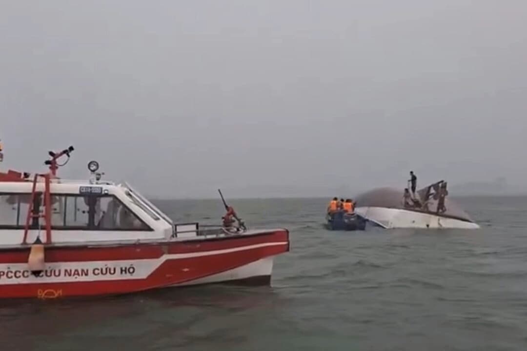 Imagen de un video proporcionado por QDND muestra a personas en un barco turístico volcado siendo rescatadas en la bahía de Ha Long, Vietnam, el sábado 19 de julio de 2025. (QDND vía AP)