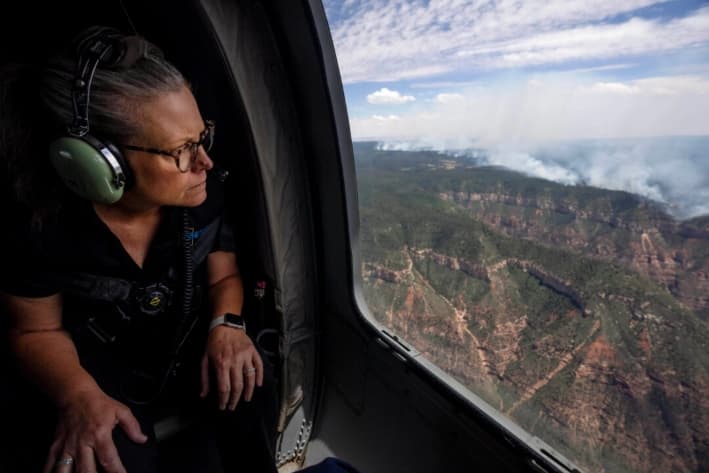 Gobernadora de Arizona recorre daños de incendios forestales al borde norte del Gran Cañón