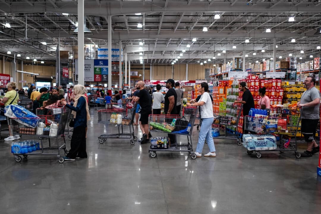 Gente comprando en una tienda en Elkridge, Maryland, el 11 de julio de 2025. (Madalina Kilroy/The Epoch Times).