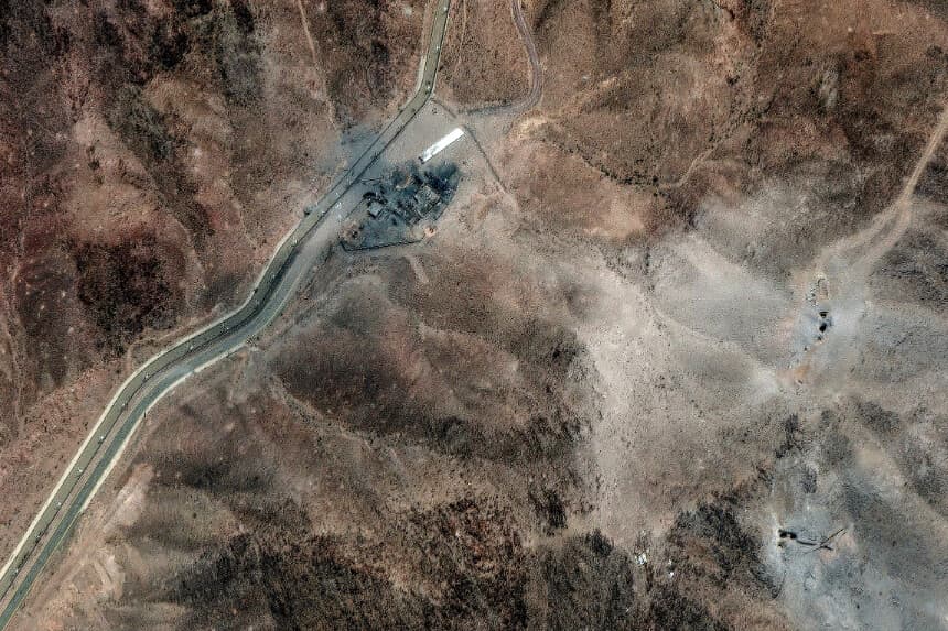 Una imagen satelital tomada al día siguiente de los ataques aéreos estadounidenses muestra los daños sufridos en la planta de enriquecimiento de Fordow, en Irán, el 24 de junio de 2025. (Maxar Technologies vía AP).