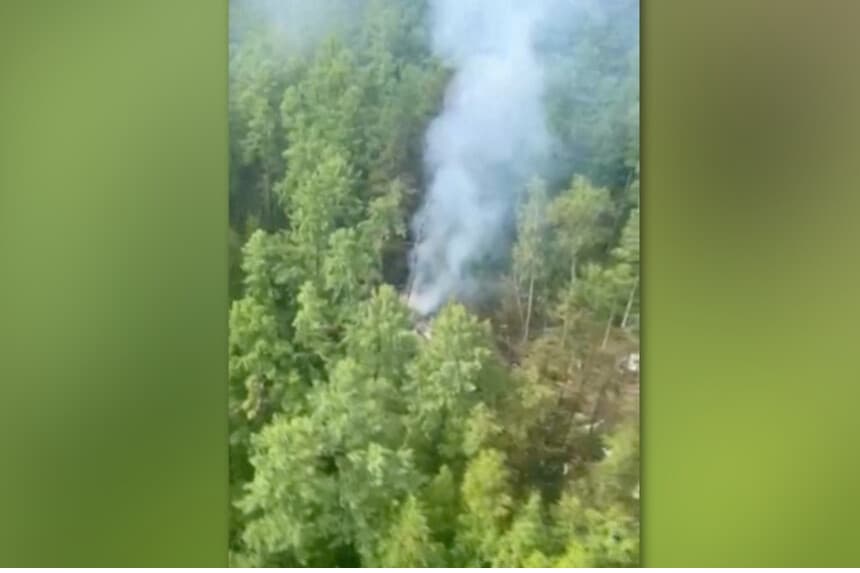 El humo se eleva en el lugar del accidente de un avión de pasajeros An-24 de Angara Airlines cerca de Tynda, en la región de Amur, Rusia, el 24 de julio de 2025, en una imagen fija de un video. (Agencia Federal de Transporte Aéreo a través de Reuters/Captura de pantalla a través de The Epoch Times).