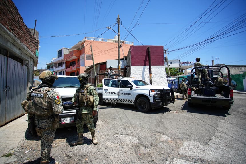 Integrantes del ejército mexicano y de la Guardia Nacional (GN) realizan labores de vigilancia en Acapulco, estado de Guerrero, México. (Fotografía de archivo. EFE/ David Guzmán)