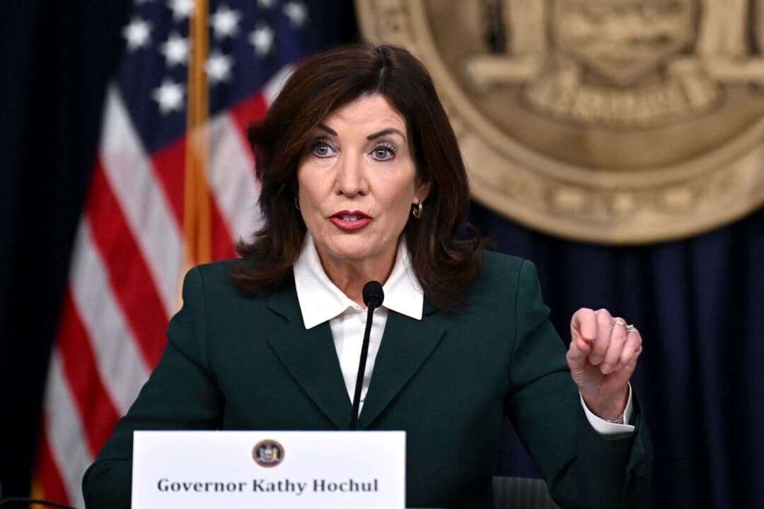 Gobernadora de NY pide a Corte Suprema que desestime demanda sobre obligación de vacuna contra COVID-19