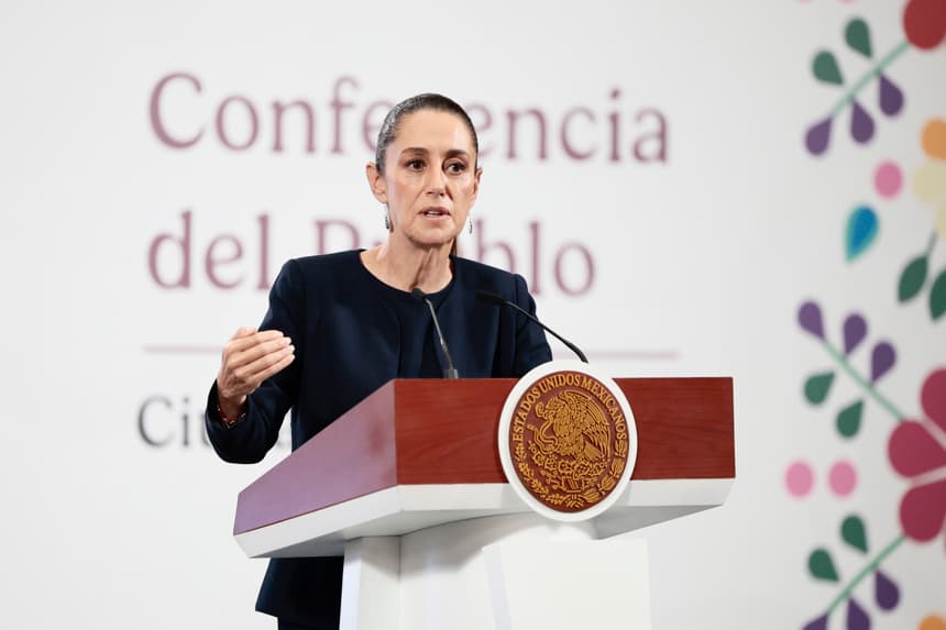 La presidenta de México, Claudia Sheinbaum, habla en una rueda de prensa este viernes, en el Palacio Nacional de la Ciudad de México (EFE/José Méndez)