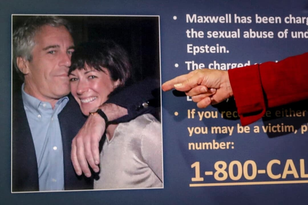 Audrey Strauss, fiscal federal interina del Distrito Sur de Nueva York, señala una foto de Jeffrey Epstein y Ghislaine Maxwell durante una rueda de prensa en Nueva York, el 2 de julio de 2020. (John Minchillo/AP Photo)