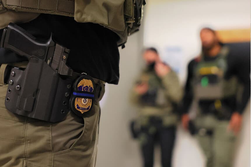 Imagen que muestra la placa de un agente del ICE mientras agentes federales patrullan los pasillos del tribunal de inmigración en el edificio federal Jacob K. Javitz, en la ciudad de Nueva York, el 10 de junio de 2025. (Michael M. Santiago/Getty Images)