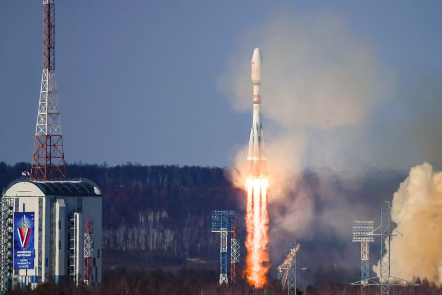 El cohete Soyuz-2.1b despega del cosmódromo de Vostochny, en las afueras de la ciudad de Tsiolkovsky, a unos 200 km de la ciudad de Blagoveshchensk, en la lejana región de Amur, en el extremo oriental de Rusia, en esta foto publicada el 29 de febrero de 2024. (Corporación espacial Roscosmos a través de AP).