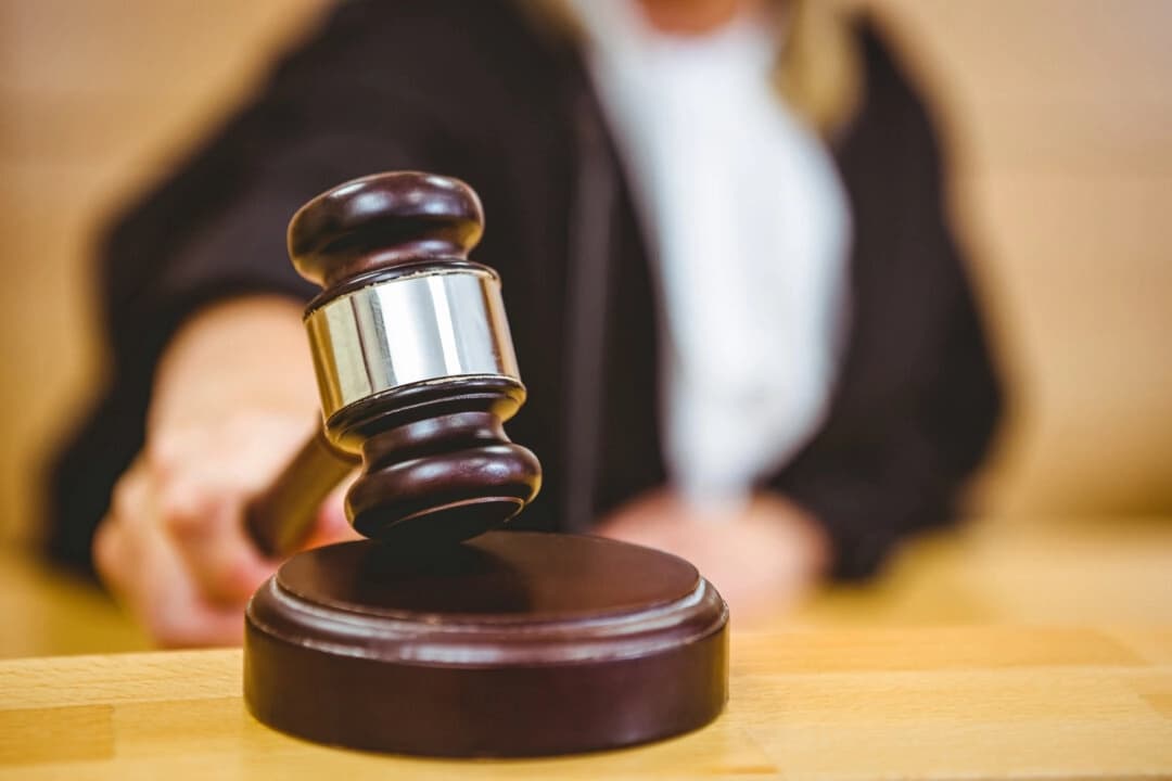 Imagen representativa de un juez golpeando un mazo. (Shutterstock)