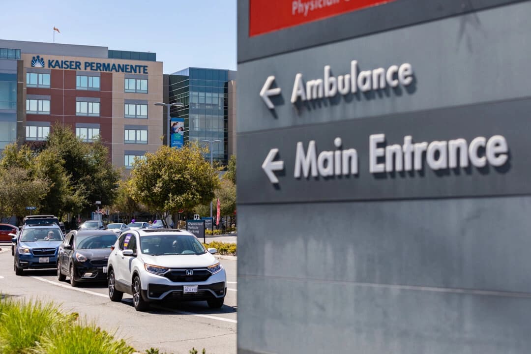 Un centro de atención médica de Kaiser Permanente en Anaheim, California, el 24 de marzo de 2021. (John Fredricks/The Epoch Times)