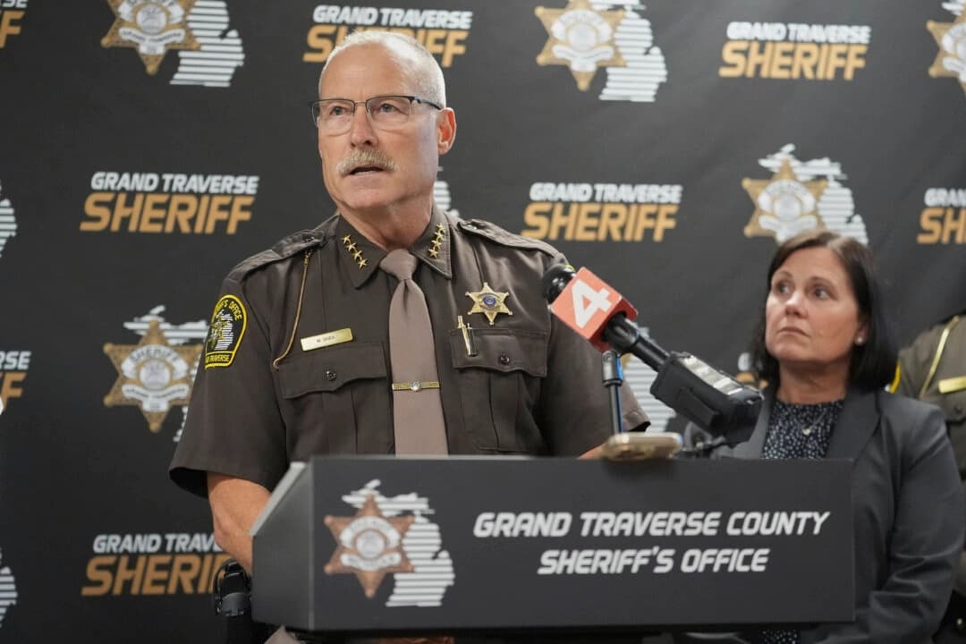 Autoridades buscan cargos de terrorismo y agresión para sospechoso de ataque con cuchillo en Walmart
