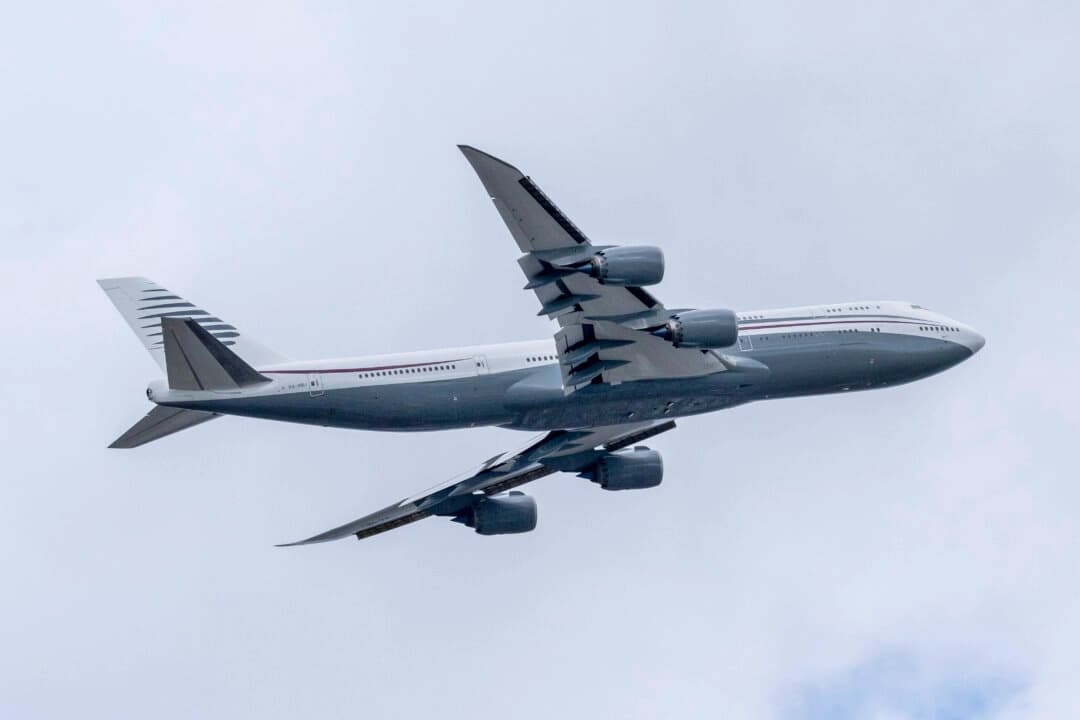 Un avión privado Boeing de 13 años de antigüedad que el presidente Donald Trump visitó para verificar nuevo hardware y características tecnológicas, despega del Aeropuerto Internacional de Palm Beach, Florida, el 16 de febrero de 2025. (Ben Curtis/AP Photo)