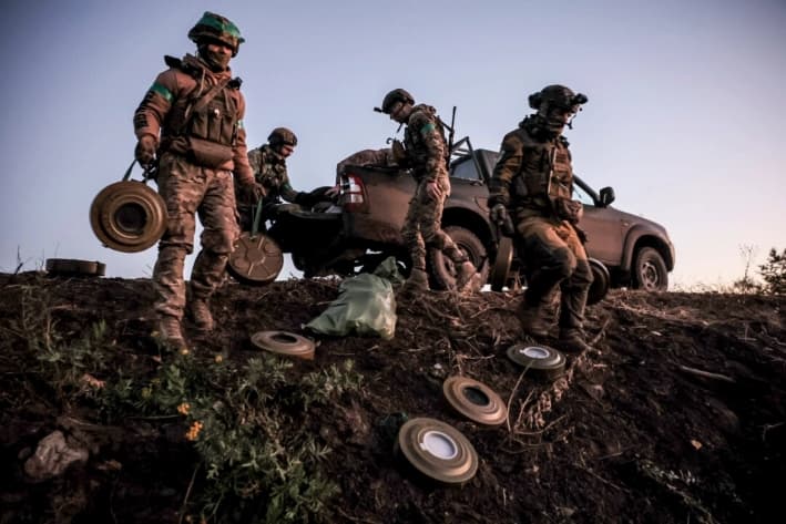 Soldados ucranianos colocan minas antitanque en el frente de Donetsk, el 30 de octubre de 2024. (Oleg Petrasiuk/24.° Brigada Mecanizada de Ucrania vía AP)
