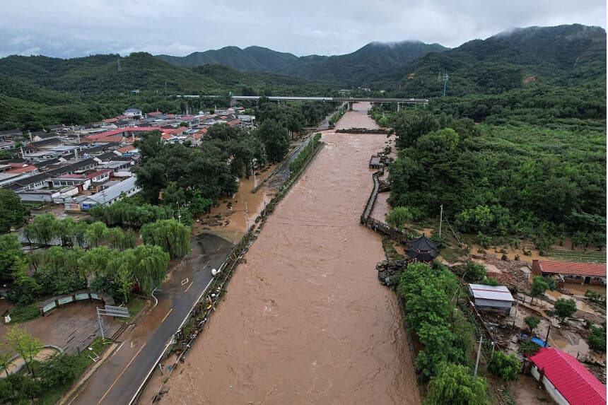Una panorámica aérea muestra una zona afectada por las inundaciones tras las fuertes lluvias caídas en la aldea de Xin'anzhuang, en el distrito de Miyun, a las afueras de Pekín, el 28 de julio de 2025. (Jade Gao/AFP a través de Getty Images).