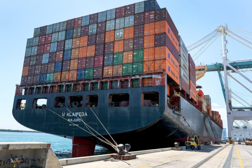 Contenedores de transporte apilados en un buque de carga mientras son descargados en PortMiami, en Miami (Florida), el 15 de abril de 2025. (Joe Raedle/Getty Images)