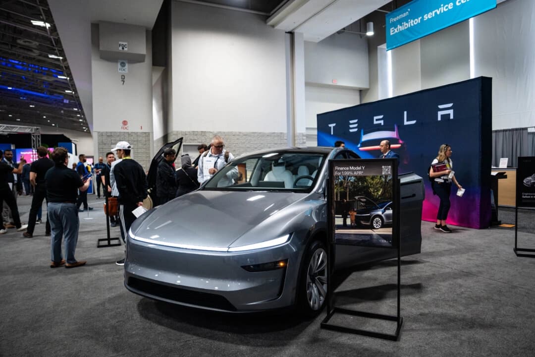 Un Tesla modelo Y en un stand durante la AI+ Expo del Proyecto de Estudios Competitivos Especiales en Washington, el 2 de junio de 2025. (Madalina Vasiliu/The Epoch Times).