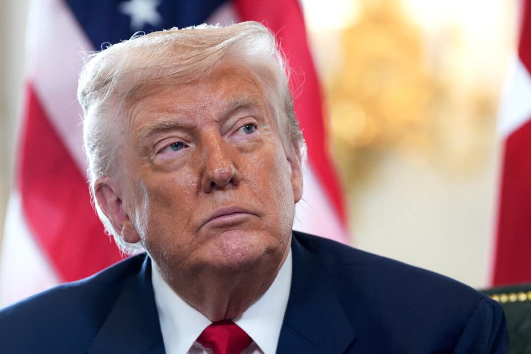 El presidente de Estados Unidos, Donald Trump, observa durante la reunión bilateral en el campo de golf Trump Turnberry, en Turnberry, Escocia, el 28 de julio de 2025. (Christopher Furlong/AFP)