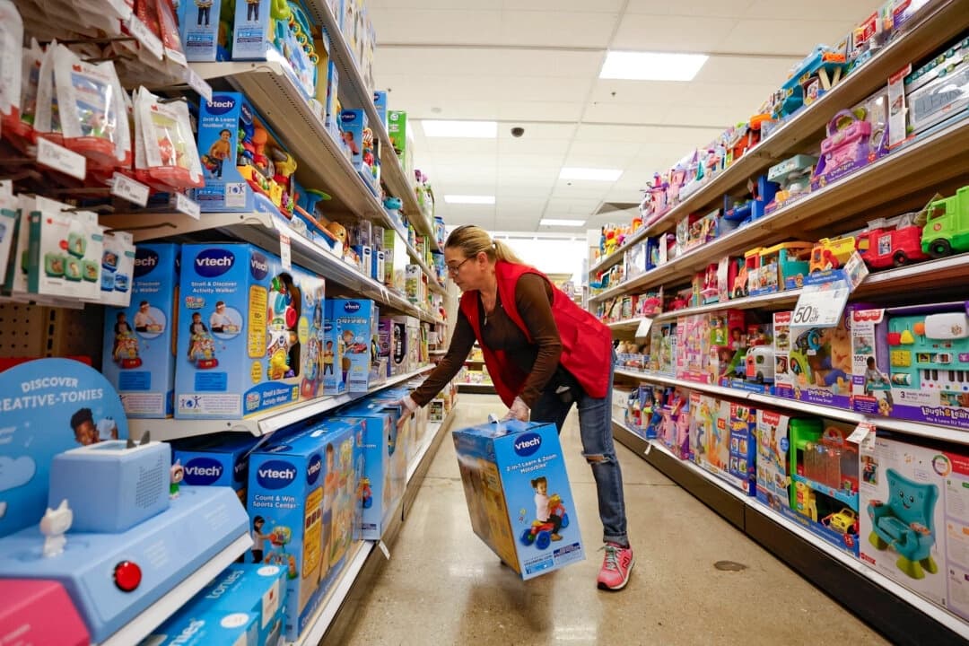 La empleada Leonora Miramontes repone estantes en una tienda Target en Chicago el 26 de noviembre de 2024. (Kamil Krzaczynski/AFP a través de Getty Images)