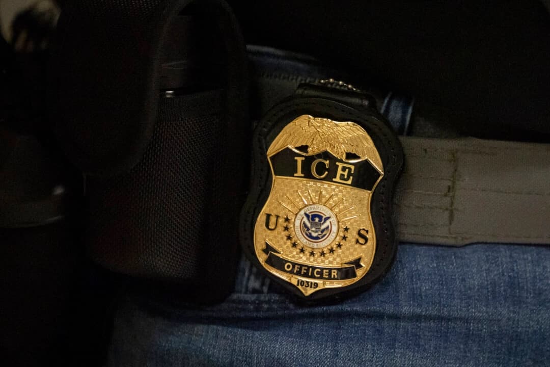 Un agente federal lleva una placa de Inmigración y Control de Aduanas mientras se encuentra frente a una sala del la corte de inmigración en el edificio federal Jacob K. Javits, en Nueva York, el 10 de junio de 2025. (Yuki Iwamura/AP Photo)