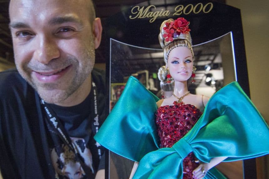 El diseñador italiano Mario Paglino posa con uno de los trajes para muñecas Barbie que creó durante la Convención Nacional de Coleccionistas de Muñecas Barbie 2015, celebrada en Arlington, Virginia, el 30 de julio de 2015. (PAUL J. RICHARDS/AFP vía Getty Images)