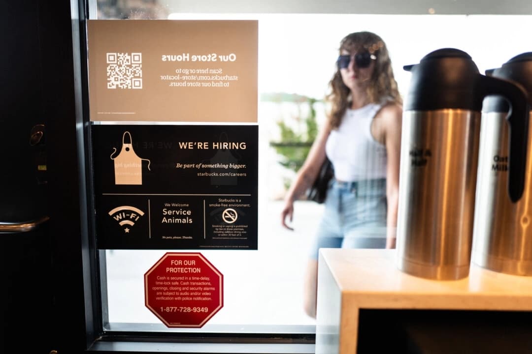 Anuncio de empleo publicado en una cafetería de Kerrville, Texas, el 9 de julio de 2025. (Madalina Kilroy/The Epoch Times)
