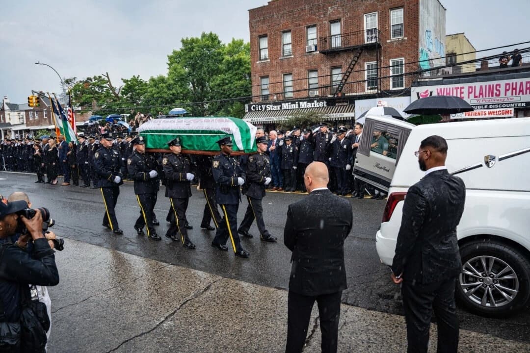 Rinden homenaje al policía de Nueva York asesinado en ataque al edificio de la sede de la NFL