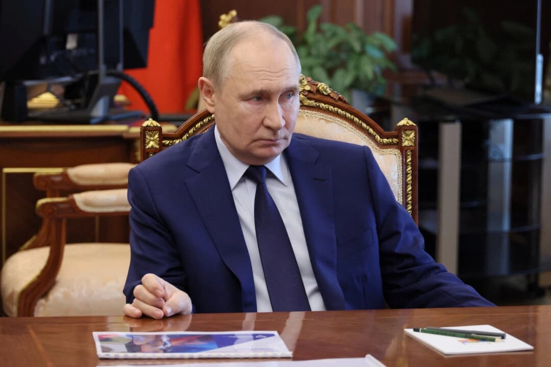 El presidente ruso, Vladímir Putin, preside una reunión sobre cuestiones sociales en Moscú, Rusia, el 14 de julio de 2025. (Sputnik/Mikhail Metzel/Reuters)