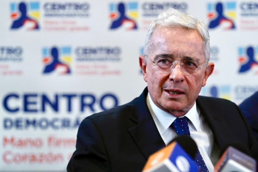 El expresidente colombiano Álvaro Uribe es condenado a 12 años de prisión domiciliaria