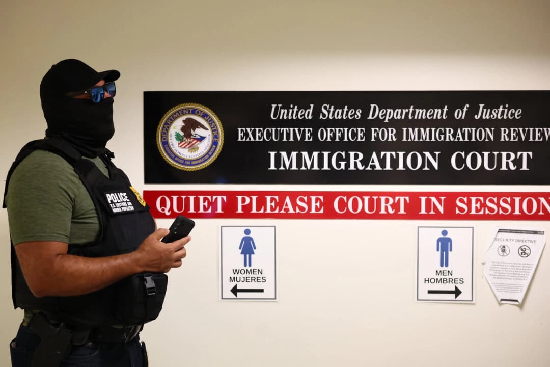 Jueza prohíbe la deportación acelerada de inmigrantes a los que concedió parole humanitario