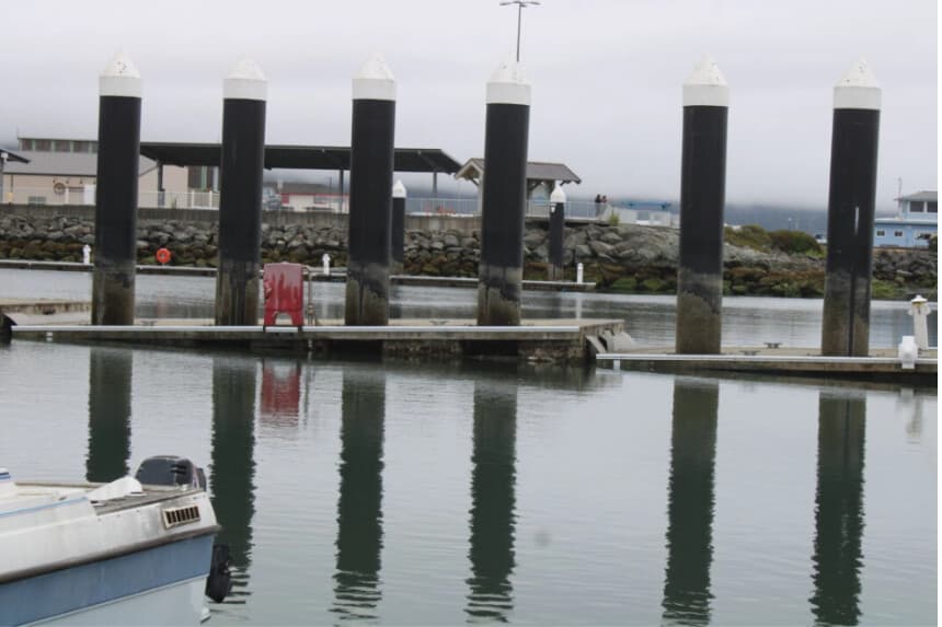 Localidad costera de California sufre daños por tsunami