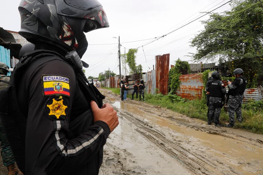 Fotografía de archivo de policías vigilando una calle en la provincia de Guayas, Ecuador. (EFE/ Carlos Durán Araújo)